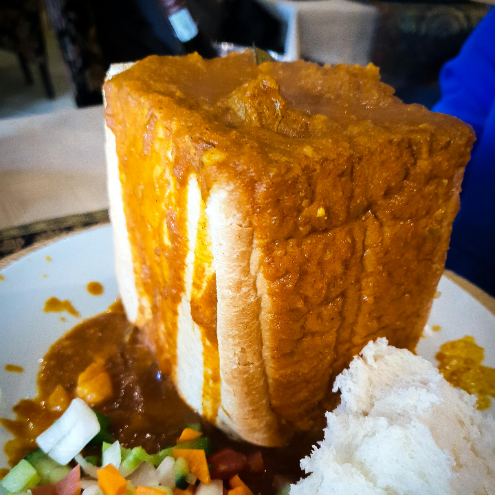 bunny chow el bocadillo de cordero con curry mas famoso de la cocina sudaficana