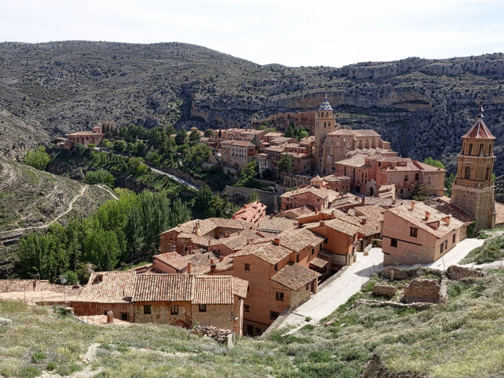 descubre el encanto del pueblo de teruel famoso por sus deliciosos jamones