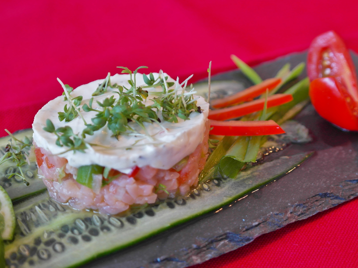 tartar de salmon con tomate y cebolla
