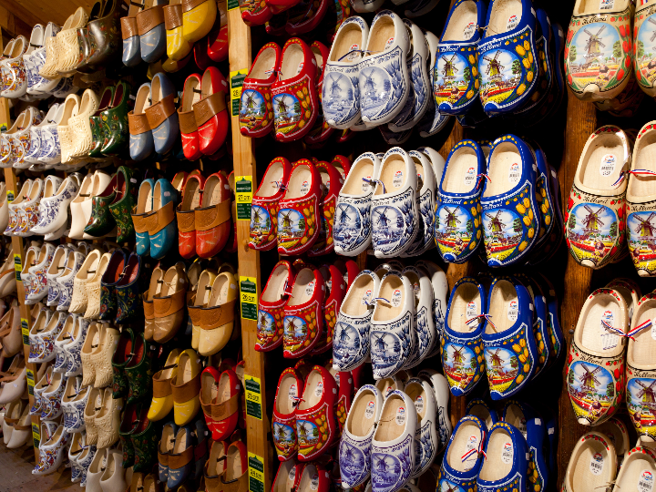 zueco dorado el toque estiloso que tu armario necesita